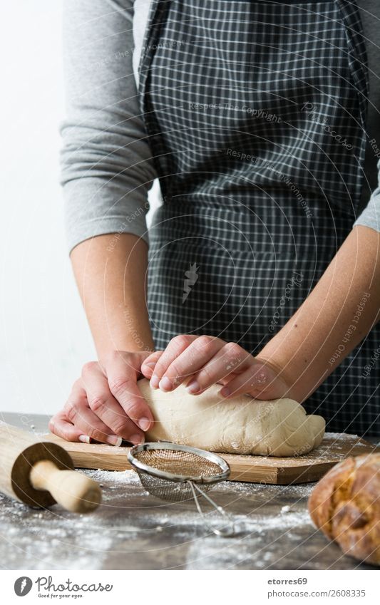 Frau beim Kneten von Brotteig machen Hand Küche Schürze Mehl Hefe gebastelt backen Teigwaren Mensch Vorbereitung rühren Zutaten roh