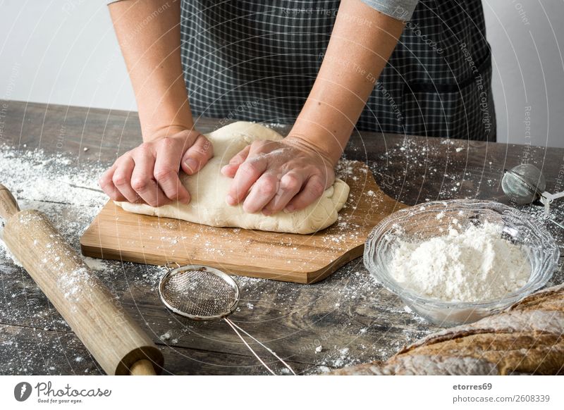 Frau beim Kneten von Brotteig machen Hand Küche Schürze Mehl Hefe gebastelt backen Teigwaren Mensch Vorbereitung rühren Zutaten roh