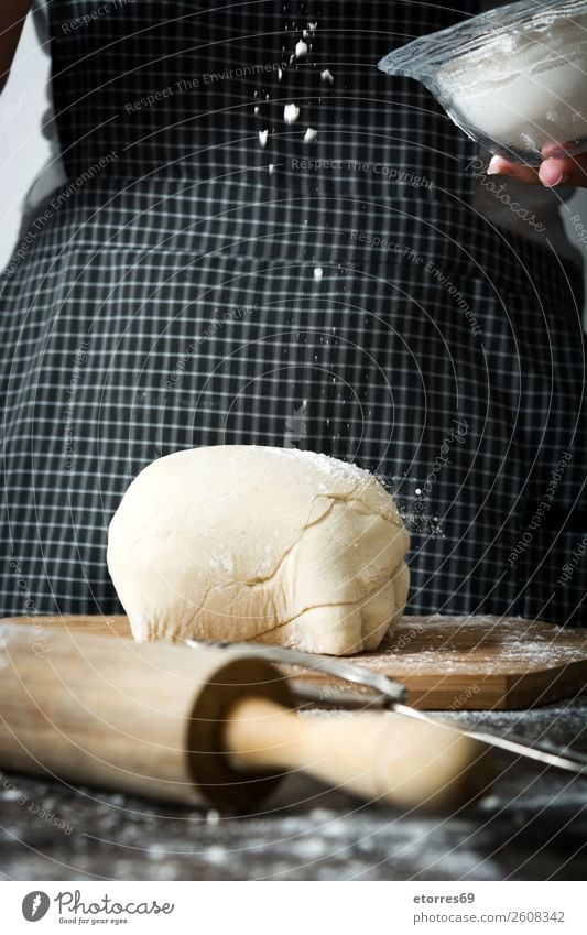 Frau beim Kneten von Brotteig machen Überschrift Hand Küche Schürze Mehl Hefe gebastelt backen Teigwaren Mensch Vorbereitung rühren Zutaten roh