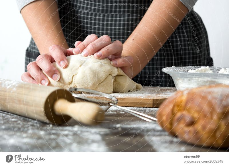 Frau, die mit den Händen Brotteig knetet. machen knien Hand Küche Schürze Mehl Hefe gebastelt backen Teigwaren Mensch Vorbereitung rühren Zutaten roh