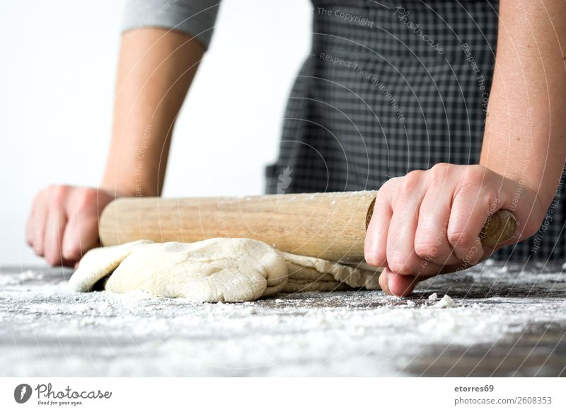 Frau, die mit den Händen Brotteig knetet. machen knien Hand Küche Schürze Mehl Hefe gebastelt backen Teigwaren Mensch Vorbereitung rühren Zutaten roh