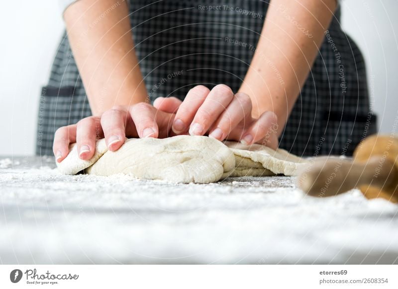 Frau, die mit den Händen Brotteig knetet. machen knien Überschrift Hand Küche Schürze Mehl Hefe gebastelt backen Teigwaren Mensch Vorbereitung rühren Zutaten