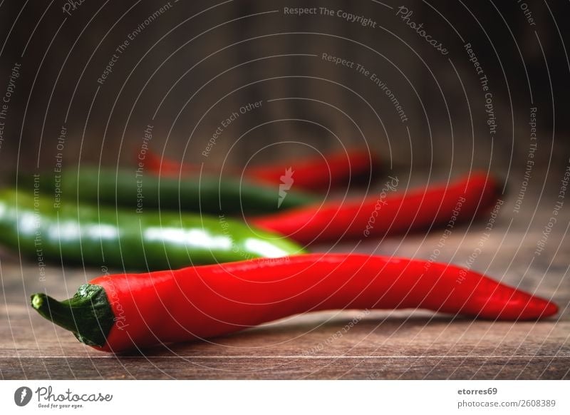 Rote und grüne Chilischoten auf Holztisch Paprika Pfeffer Peperoni Würzig rot Gemüse Lebensmittel Gesunde Ernährung Foodfotografie Chile Kräuter & Gewürze