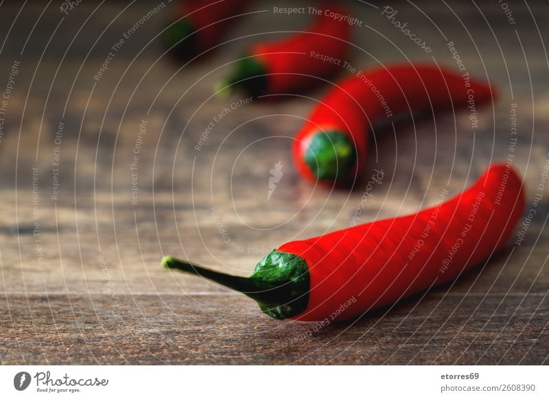 Rote Chilischote auf Holztisch Paprika Pfeffer Peperoni Würzig rot Gemüse Lebensmittel Gesunde Ernährung Foodfotografie Chile Kräuter & Gewürze brennen