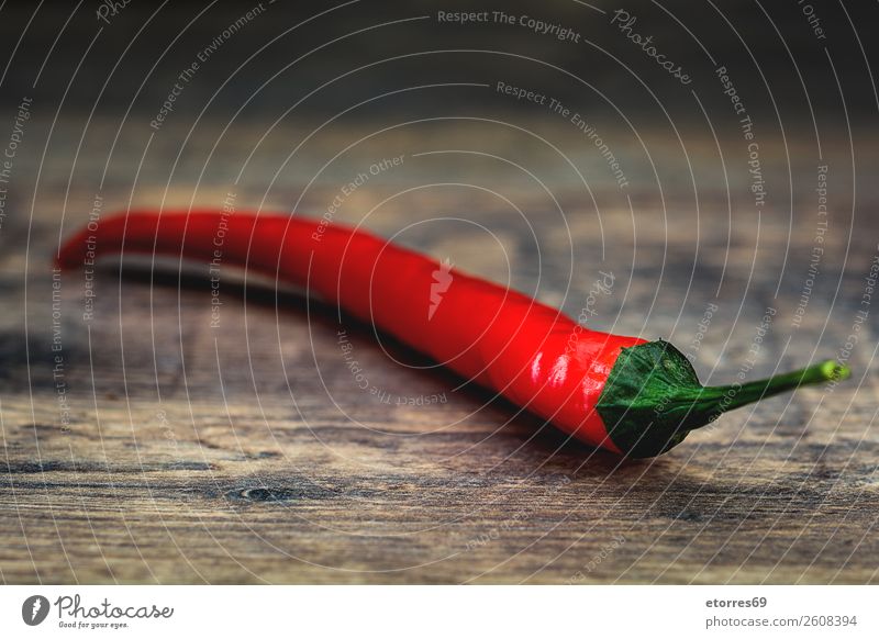 Rote Chilischote auf Holztisch Paprika Würzig rot Gemüse Lebensmittel Gesunde Ernährung Foodfotografie Chile Kräuter & Gewürze Brandwunde Essen zubereiten