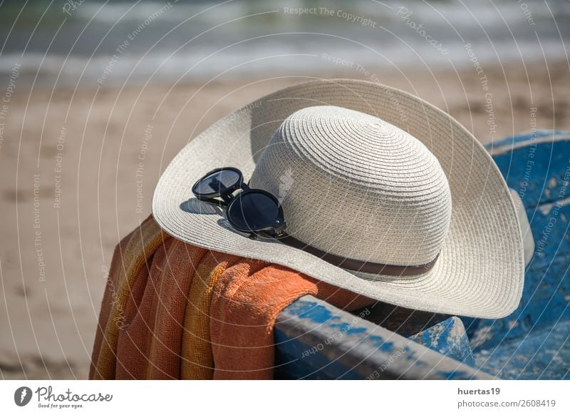 Hut und Sonnenbrille am Strand Lifestyle Stil Design Leben Ferien & Urlaub & Reisen Meer Tisch Schere Maßband Frau Erwachsene Mann Sommer Küste Wasserfahrzeug