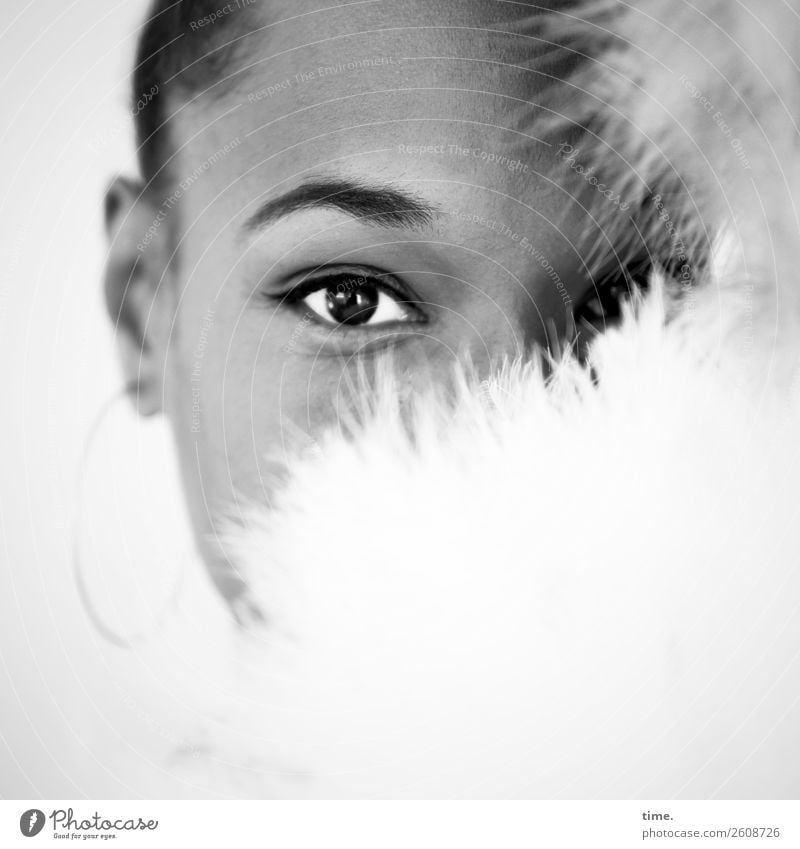 Frau mit Federfächer feminin Erwachsene Auge 1 Mensch Stoff Ohrringe Haare & Frisuren beobachten Blick schön Wärme weich Wachsamkeit Neugier Interesse