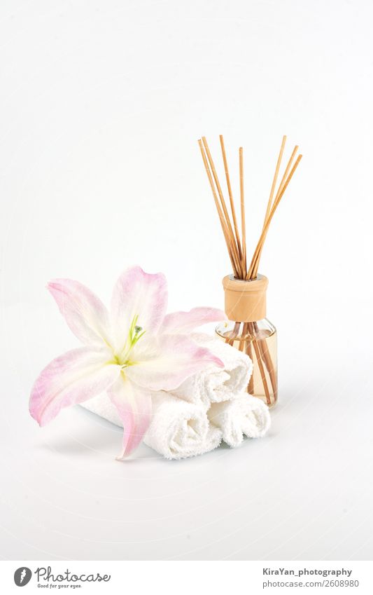 Spa-Dekoration mit rosa Lilie, weißen Handtüchern und Aromaölen Flasche Reichtum schön Körper Haut Kosmetik Behandlung Wellness Erholung Meditation Massage