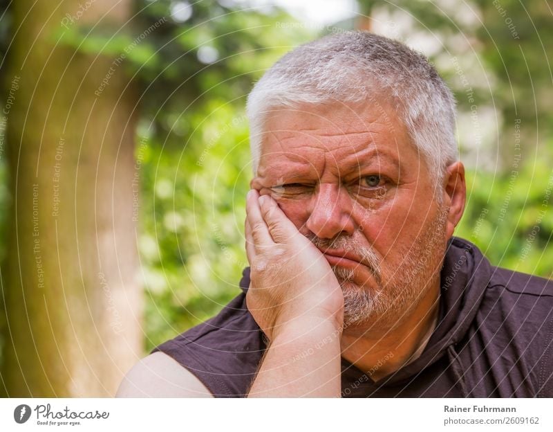 Porträt von einem mißmutig blickenden Mann Garten Mensch maskulin Erwachsene Männlicher Senior Kopf 1 60 und älter alt atmen sitzen Traurigkeit Einsamkeit