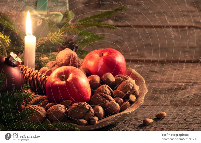Teller mit Nüssen und Äpfeln in Weihnachtsdekor Apfel Glück Winter Dekoration & Verzierung Tisch Kerze retro Tradition Weihnachtseinstellungen Atmosphäre
