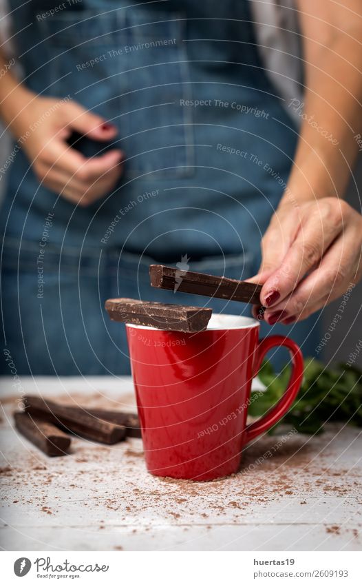 Frauenhände aus nächster Nähe, die eine Tasse heiße Schokolade halten. Frühstück Getränk Heißgetränk Kakao Winter Erwachsene Hand Holz trinken fangend Halt