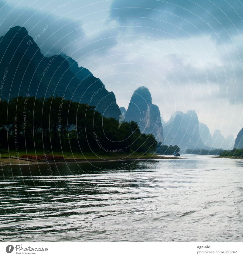 Ins Unbekannte Umwelt Natur Landschaft Pflanze Luft Wasser Felsen Flussufer Karst China Asien entdecken fahren außergewöhnlich bedrohlich blau braun grau grün