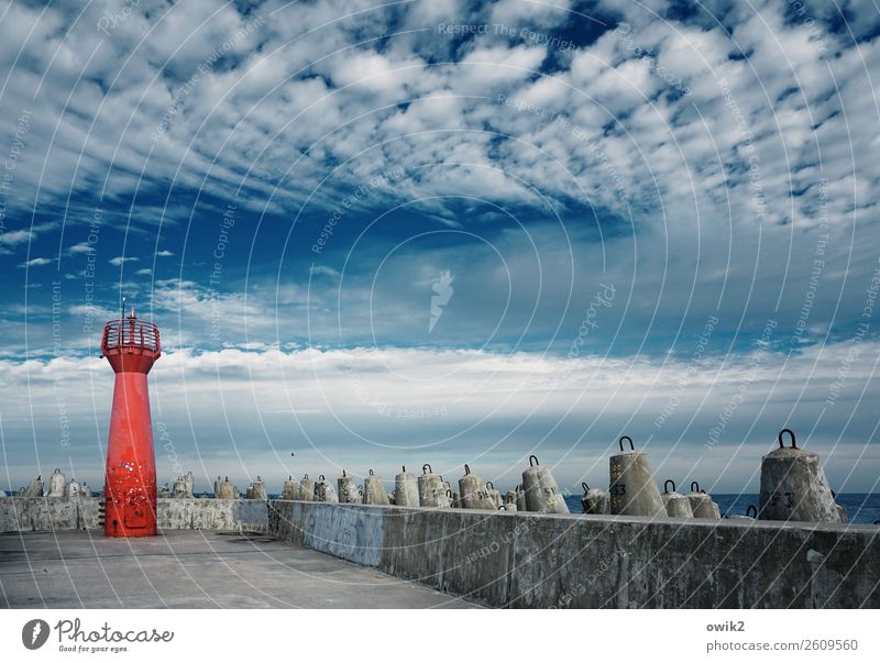 Landmarke Himmel Wolken Horizont Schönes Wetter Ostsee Kolobrzeg Kolberg Polen Westpommern Buhne Mole Leuchtturm fest maritim blau grau rot standhaft Hafen