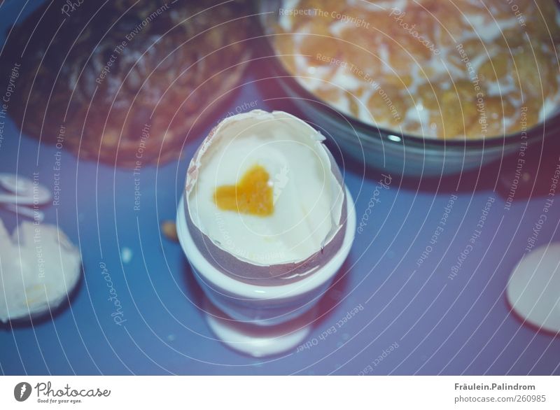 Frühstücksei in Herzform Lebensmittel Brötchen Ernährung Milch blau mehrfarbig Überraschung Ei Hühnerei Cornflakes außergewöhnlich Innenaufnahme Menschenleer