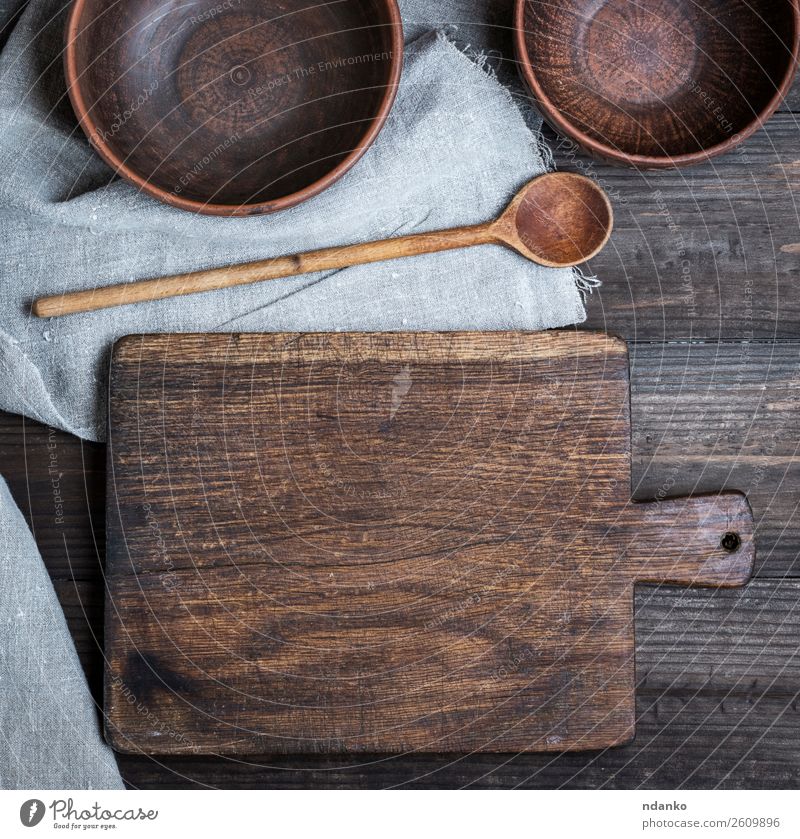 leeres altes Schneidebrett Teller Schalen & Schüsseln Löffel Tisch Küche Natur Holz retro braun Hintergrund blanko Holzplatte zerkleinernd Koch Essen zubereiten