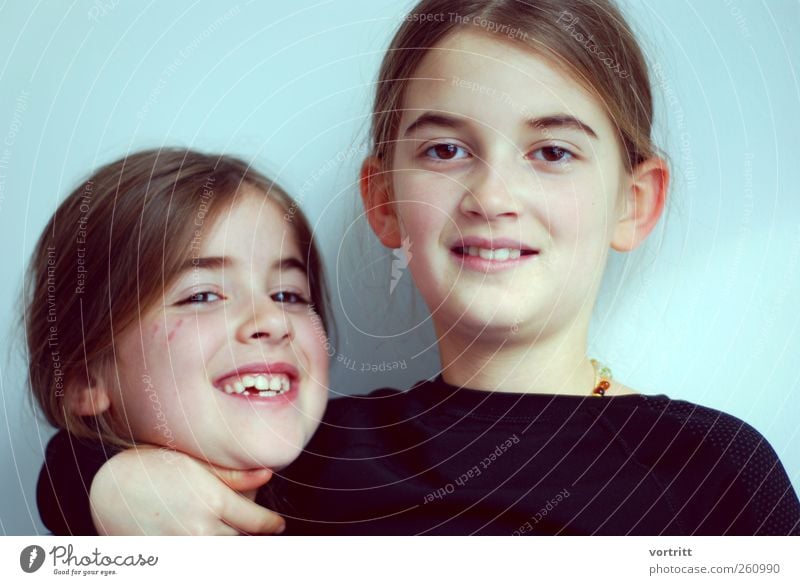 Kinder am Grenzen testen Mädchen Geschwister Schwester Kindheit 2 Mensch 3-8 Jahre 8-13 Jahre brünett Scheitel Fröhlichkeit festhalten Umarmen lachen
