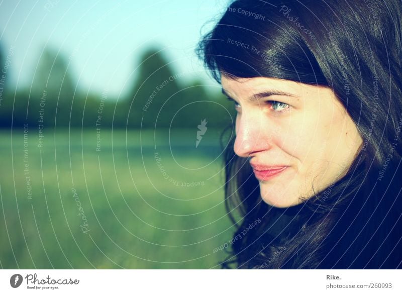 Auf den ersten Blick. Mensch feminin Junge Frau Jugendliche Gesicht 1 18-30 Jahre Erwachsene Natur schwarzhaarig brünett langhaarig beobachten Denken Lächeln