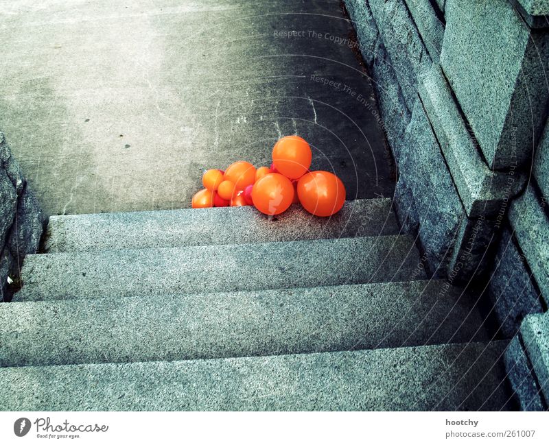 After Show Party.. Luftballon Dekoration & Verzierung orange Farbfoto Außenaufnahme liegen Treppe Menschenleer grau zurücklassen