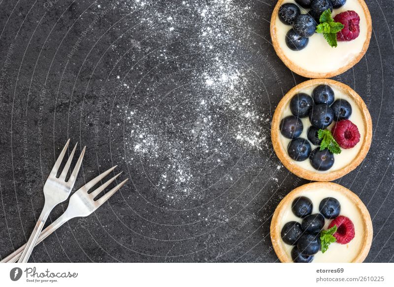 Köstliche Törtchen mit Himbeeren und Heidelbeeren Teilchen Blaubeeren Frucht Dessert Lebensmittel Gesunde Ernährung Foodfotografie Speise lecker Sahne