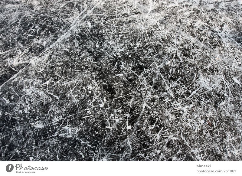 Unordnung Wintersport Schlittschuhlaufen Urelemente Eis Frost Teich See Linie kalt schwarz weiß chaotisch Kratzer durcheinander Farbfoto Schwarzweißfoto