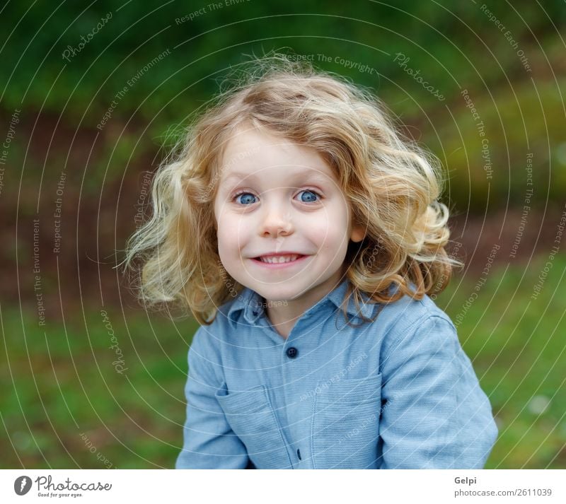 Glückliches Kleinkind mit langen blonden Haaren schön Gesicht Sommer Kind Mensch Baby Junge Mann Erwachsene Kindheit Umwelt Natur Pflanze Hemd Lächeln klein