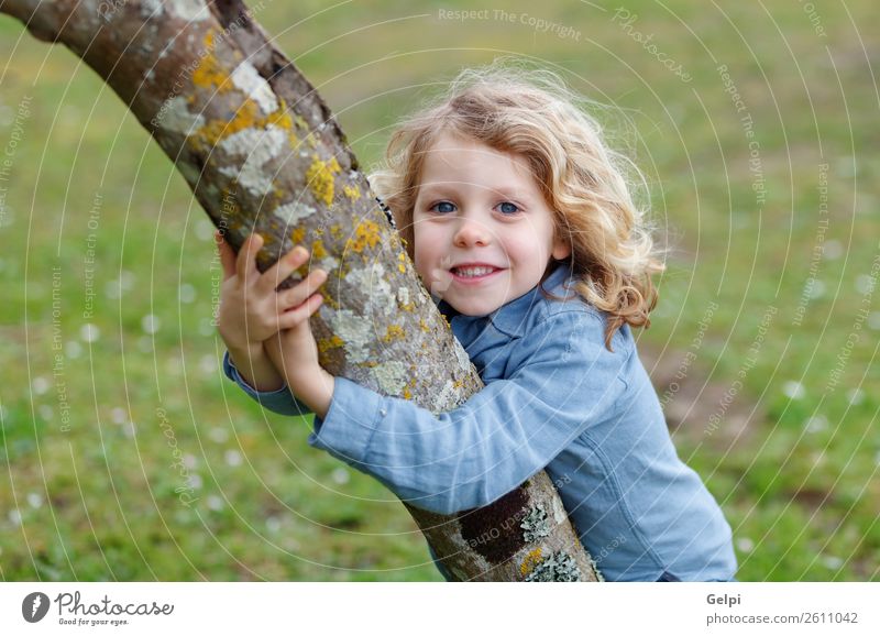 Glückliches kleines Kind mit langen blonden Haaren, das einen Baum umarmt schön Gesicht Sommer Mensch Baby Junge Mann Erwachsene Kindheit Umwelt Natur Pflanze