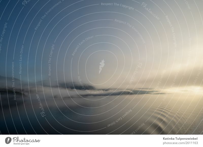 Morgenstimmung mit Blick auf Nebel und Berge im Saguenay Fjord Natur Landschaft Urelemente Wasser Wolken Herbst Wellen Seeufer Wahrzeichen Schifffahrt