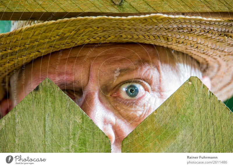 ein neugieriger Nachbar steht hinter einem Zaun Mensch maskulin Mann Erwachsene Auge 1 60 und älter Senior beobachten alt Neugier Gefühle Stimmung uneinig Wut
