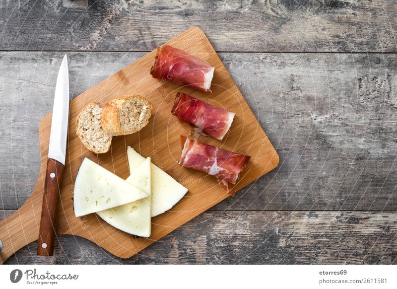 Spanischer Serrano-Schinken, Käse und Wurstwaren Prosciutto Lebensmittel Gesunde Ernährung Foodfotografie Fleisch iberisch Italienisch Snack roh Frühstück