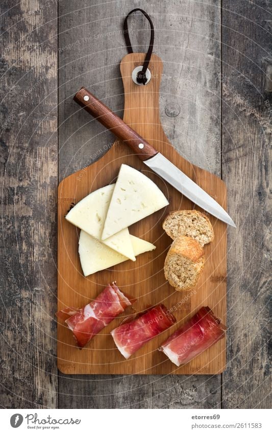 Spanischer Serrano-Schinken, Käse und Wurstwaren Prosciutto Lebensmittel Gesunde Ernährung Foodfotografie Fleisch iberisch Italienisch Snack roh Frühstück