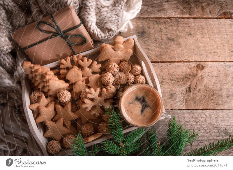 Tablett mit Weihnachtskeksen und Kaffee Lifestyle Glück Freizeit & Hobby Winter Dekoration & Verzierung Tisch Familie & Verwandtschaft Wärme Tradition