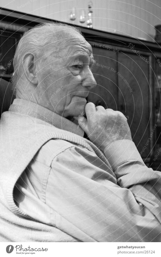 Der Weise Mann rüstig Senior Großvater Weisheit Sessel singen Schrank Hand Denken sitzen Falte Kontrast Blick nachdenken