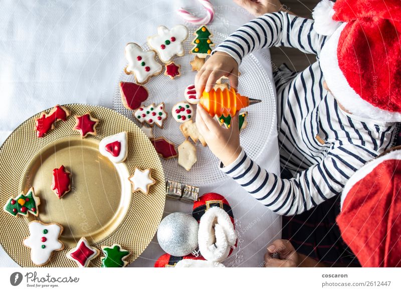 Mutter und Sohn dekorieren Weihnachtsgebäck zu Hause Kuchen Dessert Süßwaren Lifestyle Freude Glück schön Winter Dekoration & Verzierung Küche Feste & Feiern
