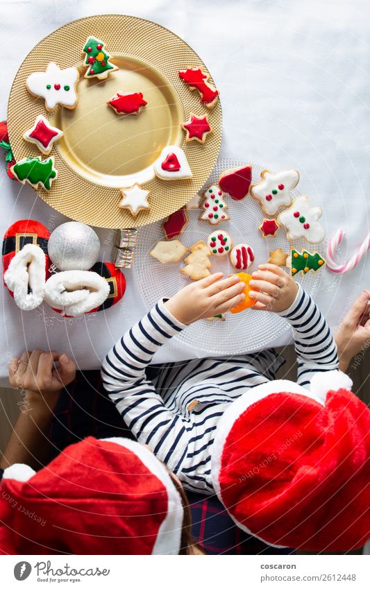 Mutter und Sohn dekorieren Weihnachtsgebäck zu Hause Kuchen Dessert Süßwaren Lifestyle Freude Glück schön Freizeit & Hobby Kinderspiel Winter