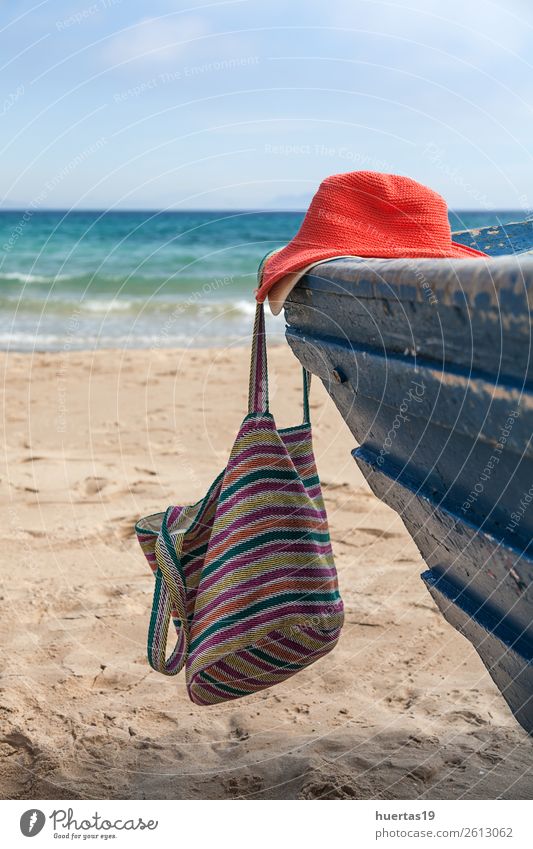 Tasche und Hut auf dem Boot Lifestyle Stil Design Leben Ferien & Urlaub & Reisen Strand Meer Tisch Schere Maßband Frau Erwachsene Mann Küste Wasserfahrzeug Mode