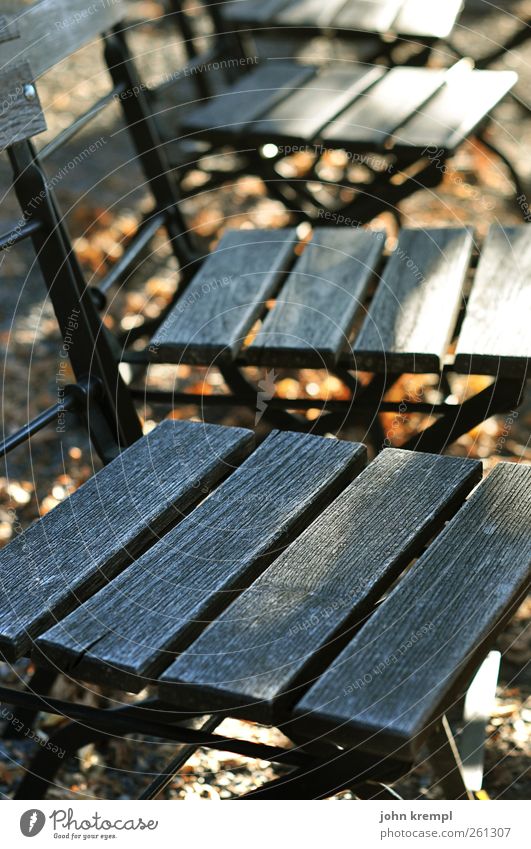 Nehmt Platz, meine Lieben Riegersburg Stuhl Sessel Holz alt verblüht braun grau Einsamkeit Erholung Frieden Idylle Dienstleistungsgewerbe Vergänglichkeit