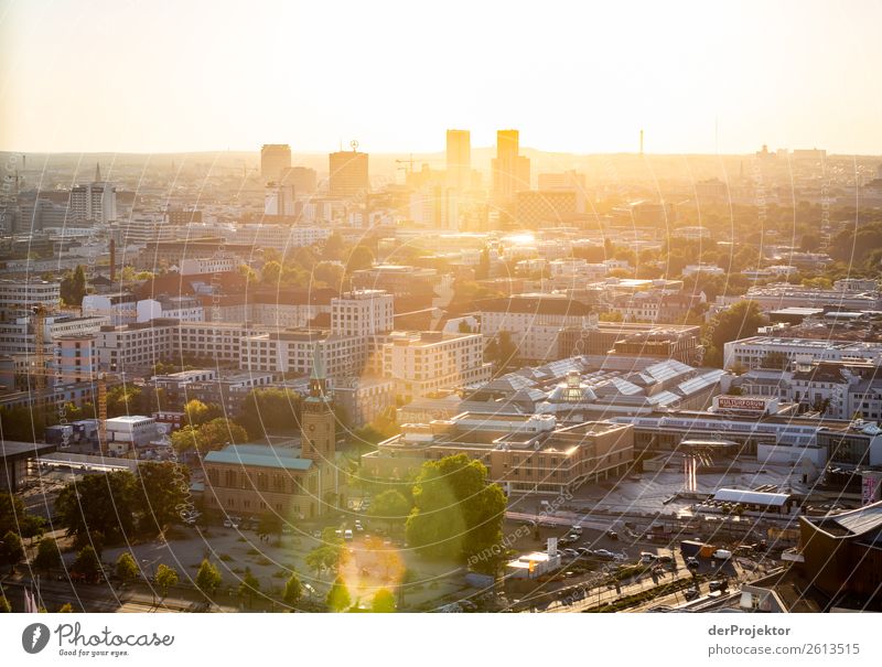 Herbstlicher Panoramablick auf Berlin XII Zentralperspektive Starke Tiefenschärfe Sonnenstrahlen Sonnenlicht Schatten Licht Morgen Textfreiraum Mitte