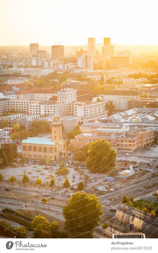 Herbstlicher Panoramablick auf Berlin V Zentralperspektive Starke Tiefenschärfe Sonnenstrahlen Sonnenlicht Schatten Licht Morgen Textfreiraum Mitte