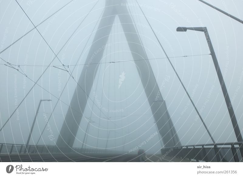 vor dem Übergang#2 schlechtes Wetter Nebel Regen Stadtrand Menschenleer Brücke Straßenbeleuchtung Wahrzeichen Verkehr Verkehrswege Metall Stahl Sehnsucht