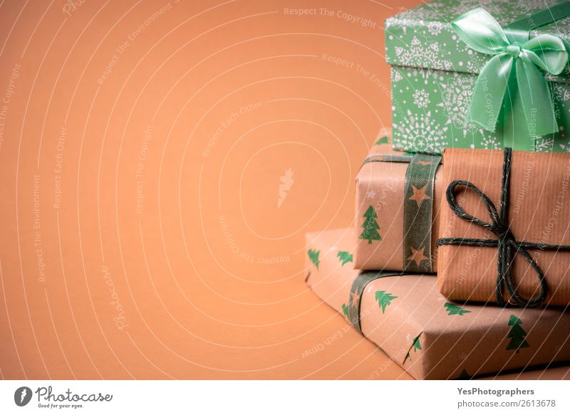 Geschenke in grünem und braunem klassischem Papier verpackt. Dekoration & Verzierung Feste & Feiern Weihnachten & Advent Geburtstag Kasten außergewöhnlich