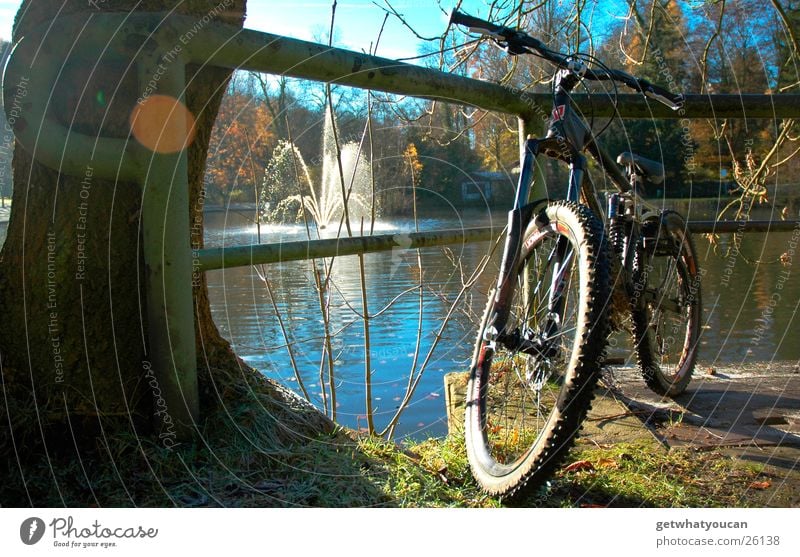 Im Park geparkt Teil2 Fahrrad See schön Licht Baum Brunnen Wald schwarz Herbst Extremsport Sonne Küste Downhill Geländer Himmel