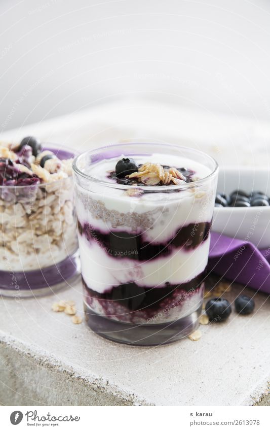 Chia Pudding mit Blaubeeren Lebensmittel Joghurt Milcherzeugnisse Frucht Getreide Ernährung Frühstück Bioprodukte Vegetarische Ernährung Glas Gesunde Ernährung