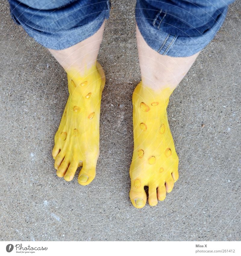 Stinkig Beine Fuß Ekel gelb Käsefüße Käsefuß stinkend Übelriechend Geruch Sauberkeit Käseloch Loch Jeanshose Barfuß Zehen Farbfoto mehrfarbig Menschenleer