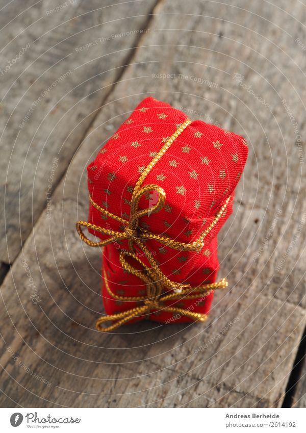 Zwei Weihnachtsgeschenke Stil Winter Weihnachten & Advent Paket Vorfreude Hintergrundbild bow box decorative gifts greeting holiday plank red ribbon rustic