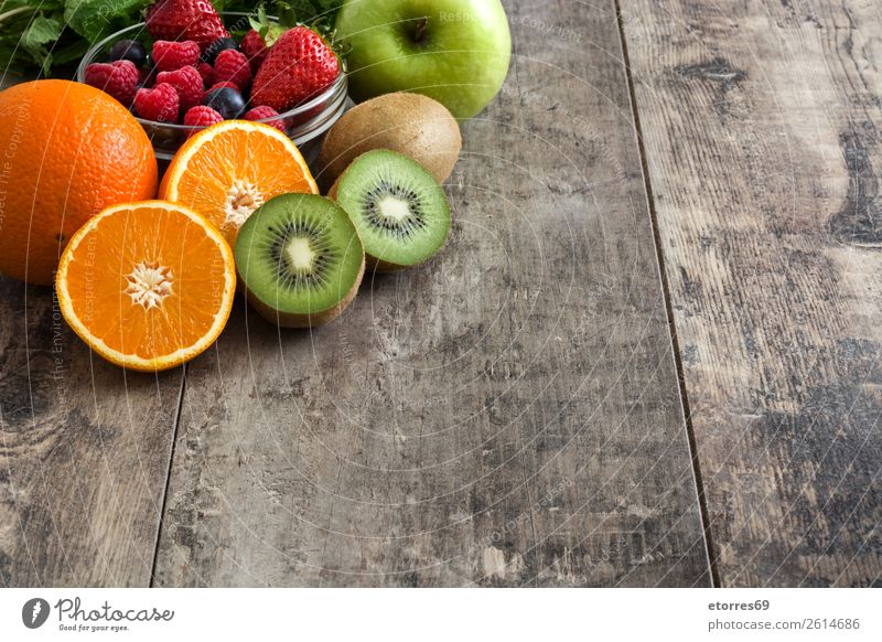 Gemischte Früchte auf einem rustikalen Holztisch Frucht Diät frisch Farbe mehrfarbig Dessert Hintergrund neutral süß Zitrone organisch roh Lebensmittel