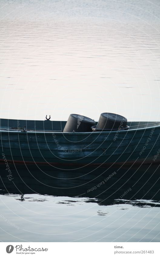 Zwei eingeschnappte Eimer am Valentinstag Binnenschifffahrt Fischerboot Zufriedenheit Partnerschaft Endzeitstimmung skurril Wasserfahrzeug See Holz
