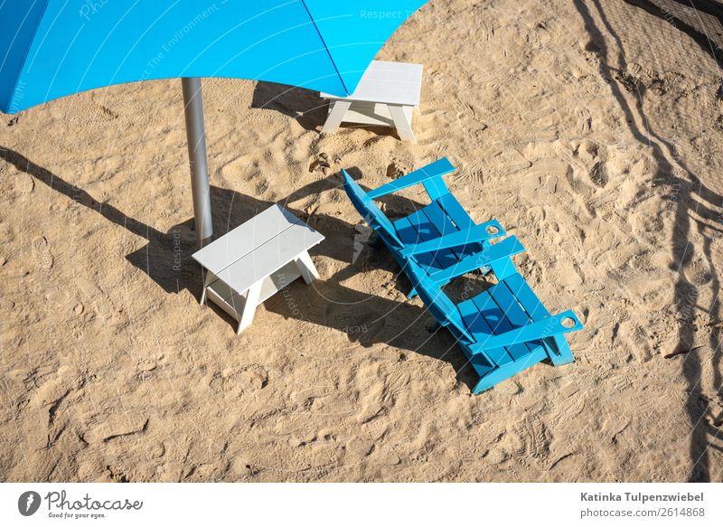 Zwei türkisfarbene Stühle am Strand bei Nachmittagssonne Sommer Sommerurlaub Sonnenbad Küste Sand Holz Ferien & Urlaub & Reisen träumen silber weiß Fröhlichkeit