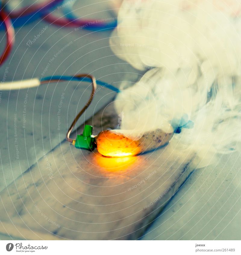 Leuchtgurke Labor Wissenschaften leuchten Rauchen außergewöhnlich bedrohlich heiß verrückt trashig blau gelb rot weiß bizarr Energie Kontakt skurril Zerstörung