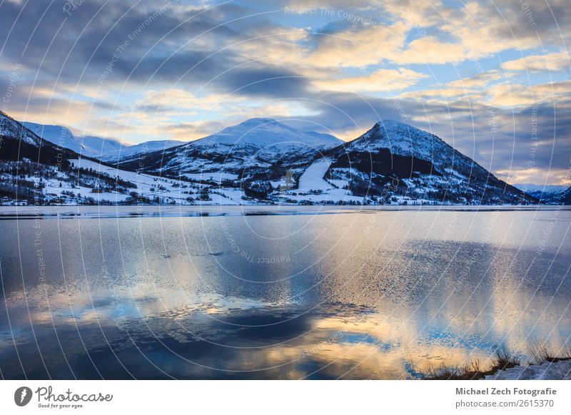 Schöner Blick auf den nördlichen Norwegischen Fjord schön Ferien & Urlaub & Reisen Tourismus Sommer Sonne Meer Winter Schnee Berge u. Gebirge Haus Natur