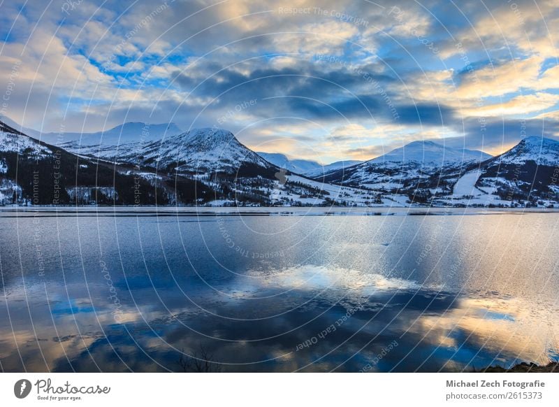 Schöner Blick auf den Nord-Norwegenfjord im Winter schön Ferien & Urlaub & Reisen Tourismus Sommer Sonne Meer Schnee Berge u. Gebirge Haus Natur Landschaft